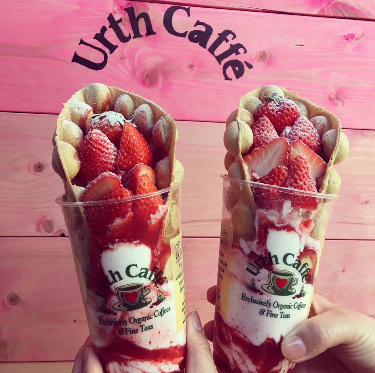 【トップ】東京都表参道にあるお店「アースカフェ」で期間限定で発売されたワッフルとイチゴが乗った「ワッフルボンボン」 抹茶バージョンもあります！ ツイレポ