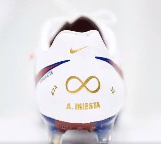 SoyReferee's tweet photo. GRACIAS POR TANTO!!!
#AdiosIniesta
Nike le preparó estos zapatos para su último juego con el Barcelona. https://t.co/Txodv7fLFy