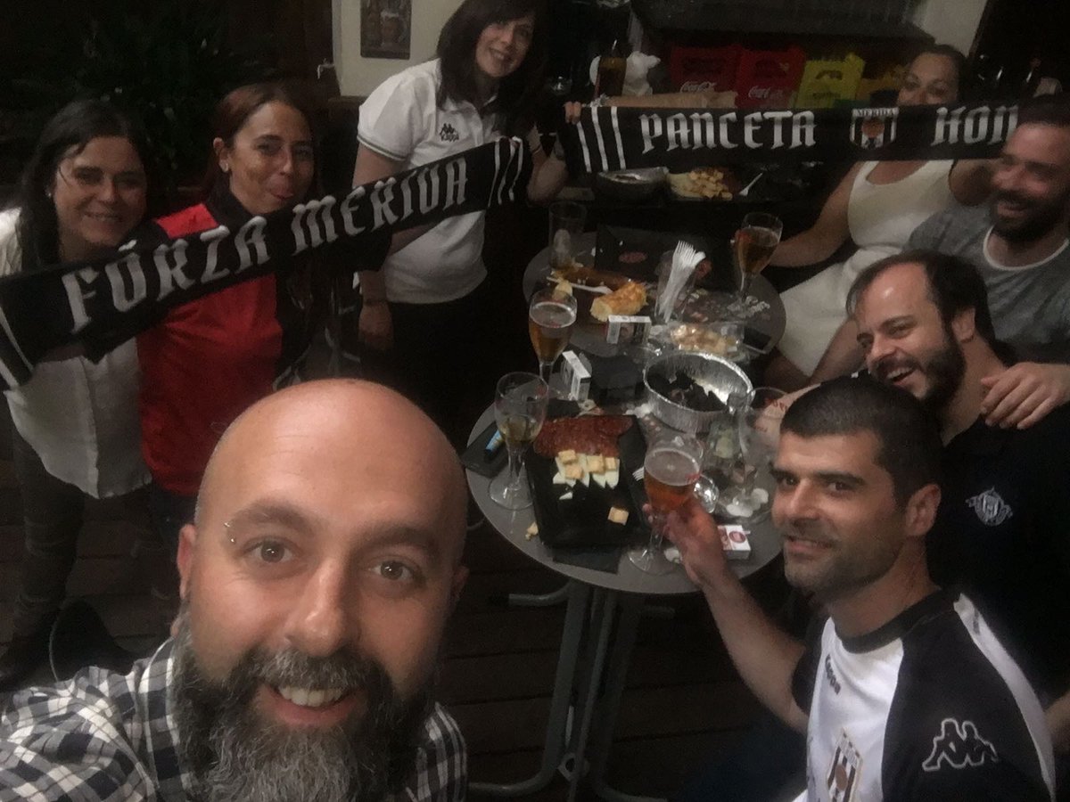 PancetayHonor's tweet photo. Esta ocasión merecía una buena previa, con las nuevas generaciones y nuestra mascota!
VAMOS @Merida_AD ESA VICTORIA!!
#SiSePuede #MeridaResiste #UnRomanoNuncaSeRinde #SeguimosCreyendo #TodosSomosUno https://t.co/2b3nzwDLh9