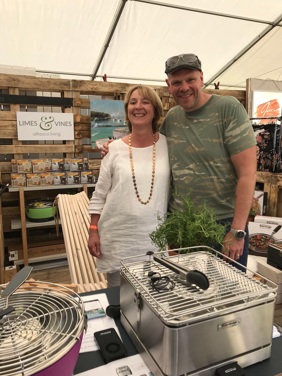 My mum <a href="/limesandvines/">Limes&Vines</a> was very happy to meet <a href="/ChefTomKerridge/">Tom Kerridge</a> at #pubinthepark today!! Pretty sure you’ve made her day 👍🏻
