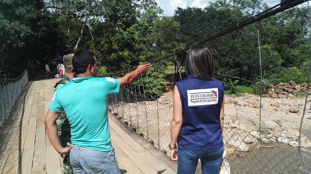 Ejercito_CAAID's tweet photo. Gestora de proyectos del programa #FeEnColombia #PasiónCaquetá visitó con el Teniente Coronel Dayro Hernández CDTE #Baeev19 puente sobre la quebrada La Aguililla en @PuertoRico_Cqta con el fin de gestionar recursos que permitan su intervención por parte de los @Ingenieros_EJC https://t.co/I87TgZIO7R