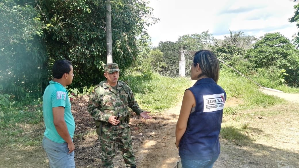 Ejercito_CAAID's tweet photo. Gestora de proyectos del programa #FeEnColombia #PasiónCaquetá visitó con el Teniente Coronel Dayro Hernández CDTE #Baeev19 puente sobre la quebrada La Aguililla en @PuertoRico_Cqta con el fin de gestionar recursos que permitan su intervención por parte de los @Ingenieros_EJC https://t.co/I87TgZIO7R