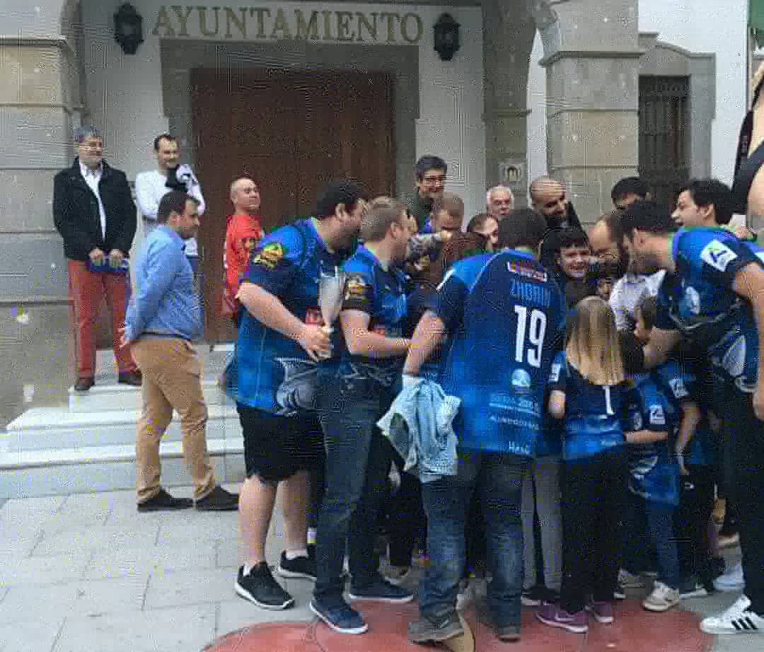 CDMarrajos's tweet photo. Recibimos el trofeo de campeón provincial de Almería que dedicamos a nuestro hermano perdido recientemente #soymarrajo #soypintarroja #vaportigallo #Rugby @CDMarrajos https://t.co/eehzCZQVbJ
