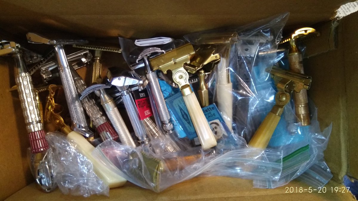luv2shave's tweet photo. #wetshaving #vintage #injectorrazor #schick #gemrazor #everready #oldtype #gillettenew #gillettetech #prewartech #superspeed #flaretip #Shaving Got a boat load of vintage razors Gillette techs, TTOs, Gem, Star, Everready, schick - lot of work to clean up , sanitize and shine ! https://t.co/ZZnufQWIzM