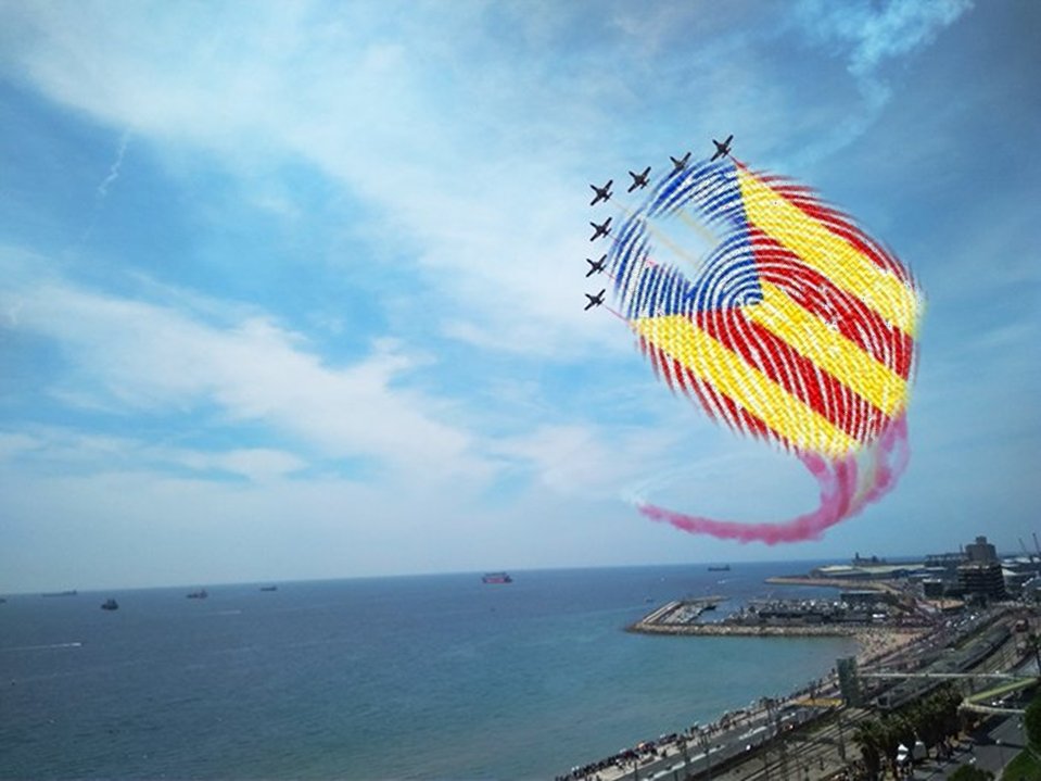 joan_ru_ca's tweet photo. #TARRAGONA La Patrulla Águila tenyeix el cel de Tarragona amb l'estelada @patrullaguila @Tarragona2018 #MemeTGN https://t.co/v6Lc3gXoQJ