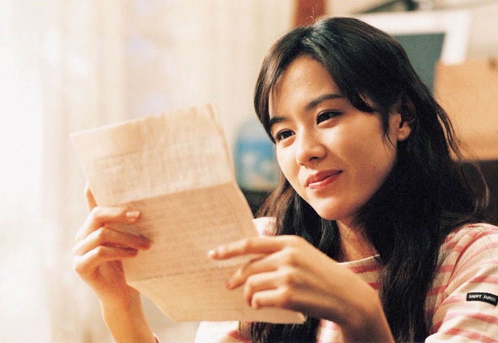 worwareworld's tweet photo. The Classic (2003) นางเอกบังเอิญเจอกล่องจดหมายที่เก็บไว้นานแล้ว พอได้อ่านทำให้ได้รู้เรื่องราวความรักอันเจ็บปวดของรุ่นพ่อแม่ ในหนังจะตัดสลับไปมาระหว่างรุ่นลูกกับรุ่นพ่อแม่ Classic สมชื่อเลย เหมือนเสพงานศิลป์ บทสลวย ละมุน ตราตรึง ประทับใจสมเป็นหนังรักในตำนานของเกาหลีจริงๆ❤️ https://t.co/WB3ROfit6K