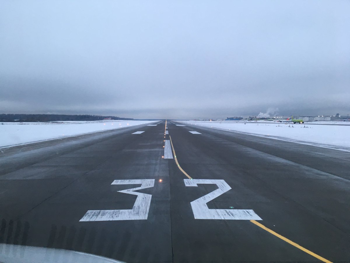 Bereikua's tweet photo. Bienvenidos a bordo. Hoy volamos desde Moscú a Madrid en un Airbus A319 de @Iberia. Os invito a vivirlo desde la cabina de pilotos. https://t.co/qjCSinGRVZ