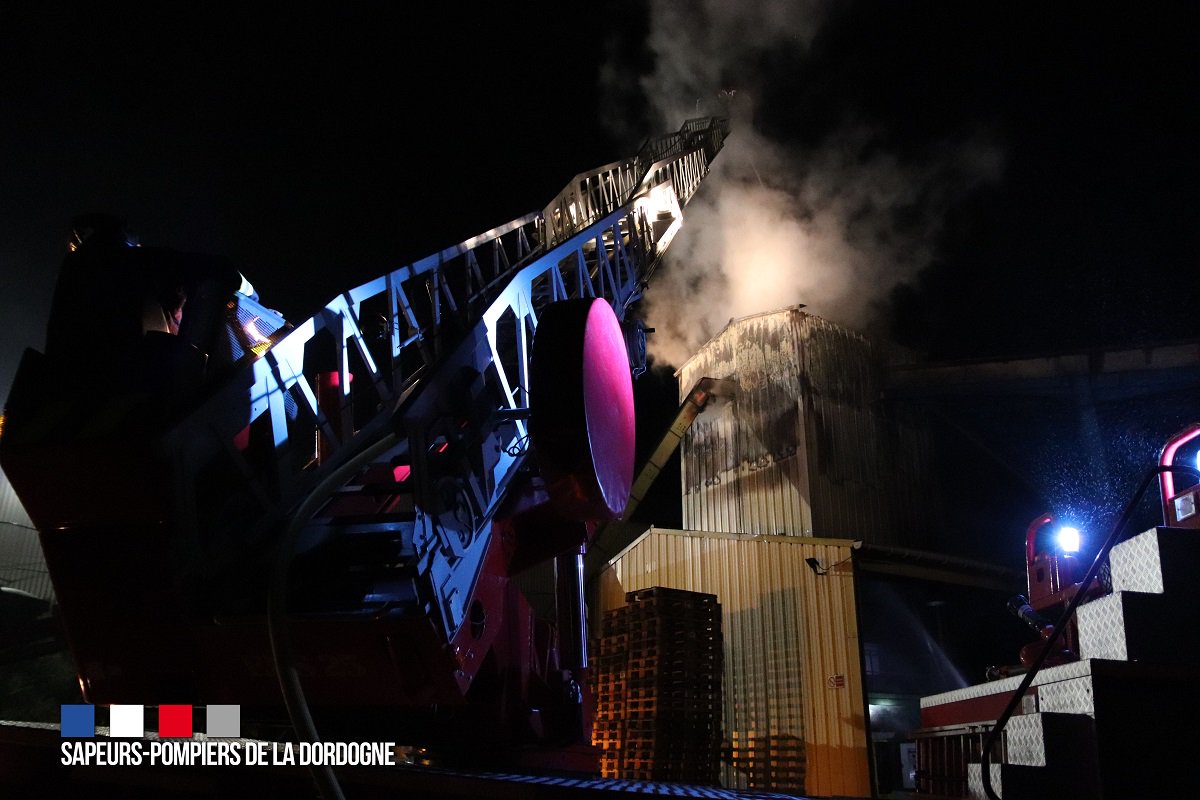 pompiers24's tweet photo. 🚨 Dans la nuit de samedi à dimanche, à #Dussac, un #incendie s’est déclaré dans un bâtiment de 400m2 d’une usine spécialisée dans la transformation du bois. Une trentaine de sapeurs-#pompiers ont été envoyée sur place 🚒 Photos E. Lamouret #Com #Sdis24 #pompiers24 https://t.co/hgQbFl0VAm