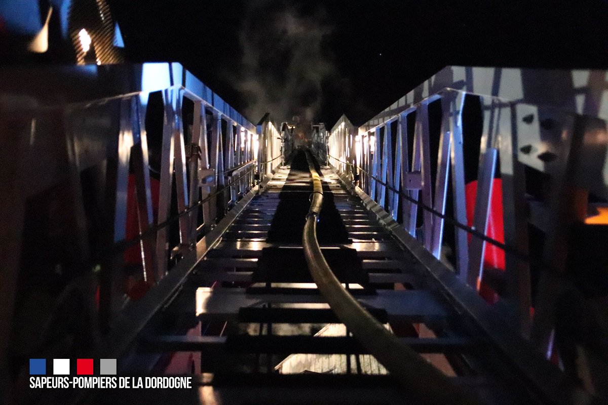 pompiers24's tweet photo. 🚨 Dans la nuit de samedi à dimanche, à #Dussac, un #incendie s’est déclaré dans un bâtiment de 400m2 d’une usine spécialisée dans la transformation du bois. Une trentaine de sapeurs-#pompiers ont été envoyée sur place 🚒 Photos E. Lamouret #Com #Sdis24 #pompiers24 https://t.co/hgQbFl0VAm