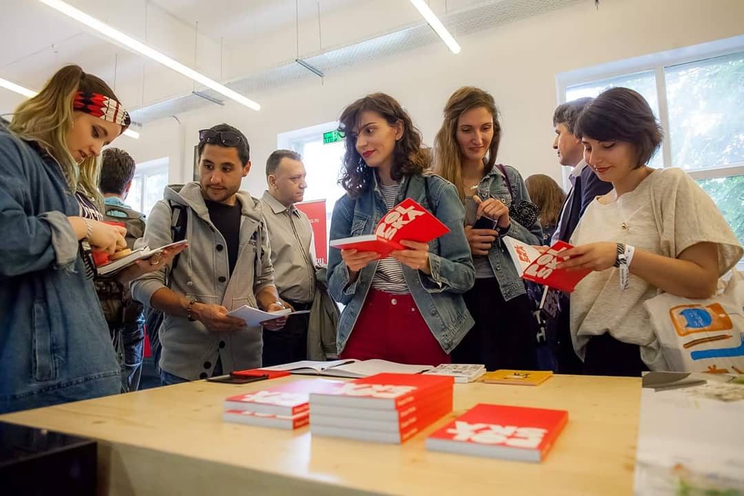 PLinstBucuresti's tweet photo. Otworzyliśmy wystawę "Elementarz polskiego designu" w #Bukareszt koncertem Dominika Strycharskiego. Ale to dopiero początek atrakcji! Szczegóły na https://t.co/LUwa4xDzG5. Ekspozycję w ramach #RomanianDesignWeek można oglądać w @nodmakerspace do 27 maja. #RDW2018 #PL100 https://t.co/h3NKvBY3eT