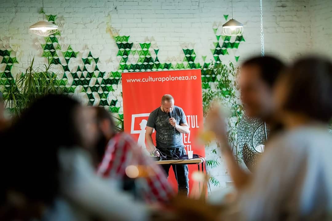 PLinstBucuresti's tweet photo. Otworzyliśmy wystawę "Elementarz polskiego designu" w #Bukareszt koncertem Dominika Strycharskiego. Ale to dopiero początek atrakcji! Szczegóły na https://t.co/LUwa4xDzG5. Ekspozycję w ramach #RomanianDesignWeek można oglądać w @nodmakerspace do 27 maja. #RDW2018 #PL100 https://t.co/h3NKvBY3eT