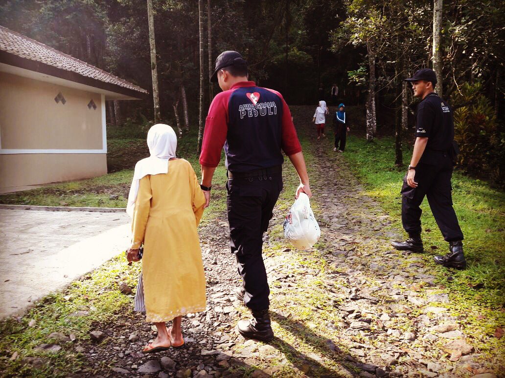 LidyaSetiawati's tweet photo. Bekerja dan menolong sesama juga merupakan ibadah 🙏😇 🧡
#agppasarmurah #PasarMurahAGP #AGPeduli #PasarMurah
@agpeduli @TamblingID @agnezmo @indofood @kilaubimoli https://t.co/Aj9YkMVdy4