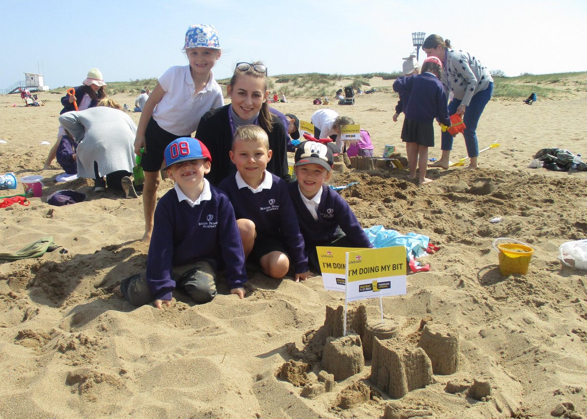 BeaconAcad's tweet photo. The Year 1s enjoyed spending their Golden Time at the beach on Friday.
They used their #RNLI 'I'm Doing My Bit' flags to decorate their sandcastles!
#BeachTrip @RNLIskegness @RNLI #RNLIMayday #ImDoingMyBit https://t.co/pjw2Y7MEPH