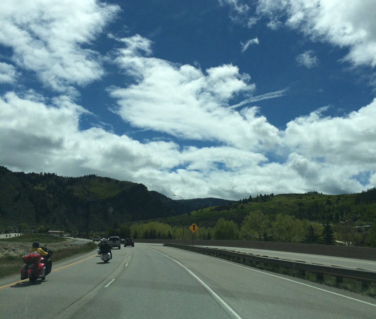EpicMtnExpress's tweet photo. Going somewhere this spring? The lowest fares between DIA and Summit County are on CME! Only $45 to your home or $30 to the Frisco Transfer Center until 6/15/18. No promo code needed so book online at https://t.co/PU9i34ukEh or call us 970-SKI-RIDE #RideCME #i70 #Colorado https://t.co/OkPqqV20BK