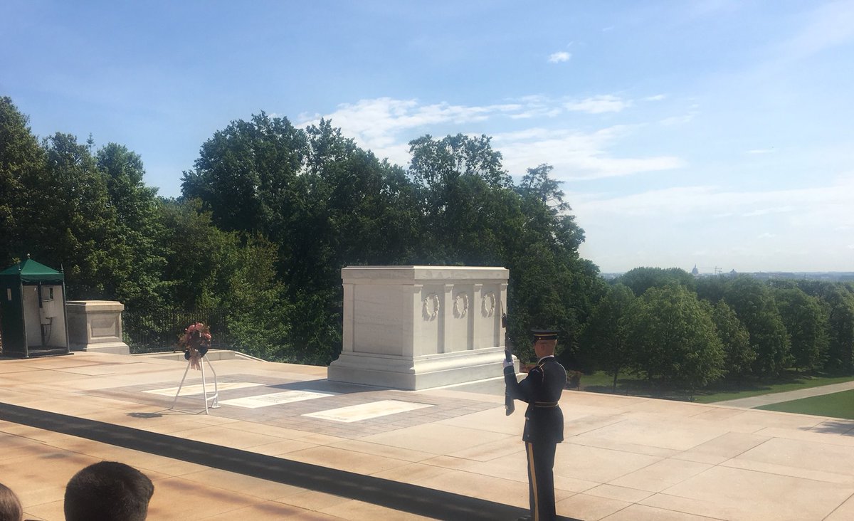 FMSWashStudies's tweet photo. Visiting @ArlingtonNatl JFK’s grave, changing of the guard at the Tomb of the Unknown Soldier. #fmslearns #washingtonstudies https://t.co/yaUwI8H8K8