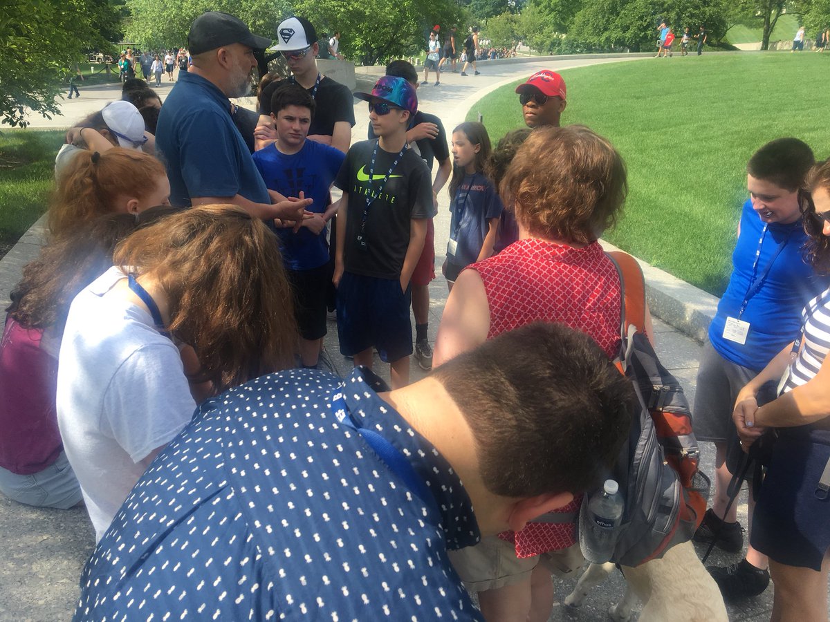 FMSWashStudies's tweet photo. Visiting @ArlingtonNatl JFK’s grave, changing of the guard at the Tomb of the Unknown Soldier. #fmslearns #washingtonstudies https://t.co/yaUwI8H8K8