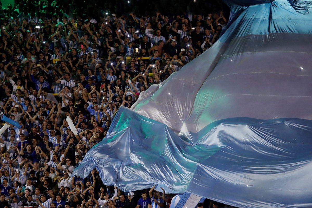 DiarioOle's tweet photo. Cordobeses que viajan a Rusia a alentar a la #Seleccion escribieron lo que prometen será el nuevo hit de la hinchada argentina en la #CopaDelMundo. El ritmo es el de Imposible, uno de los temas de la banda favorita de #Sampaoli. ¡Escuchalo! ➡️ https://t.co/HniYNqNSJr https://t.co/DFyI7sT91G