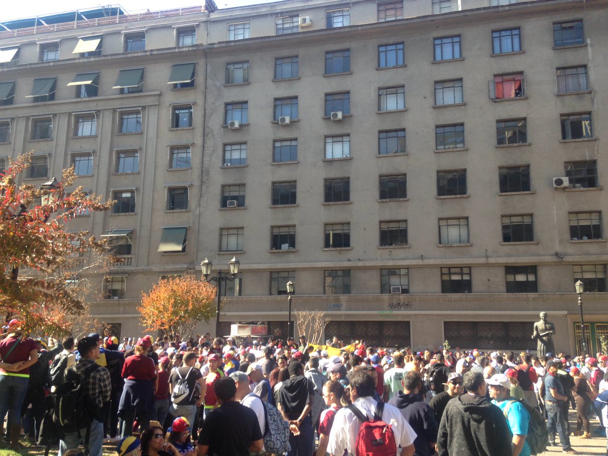 laKapucha's tweet photo. ya estamos en Paseo Bulnes, Santiago de #Chile nos reunimos para rechazar el fraude electoral #FuerzaVenezuela #SOSVe https://t.co/Kj9RsaQSPD