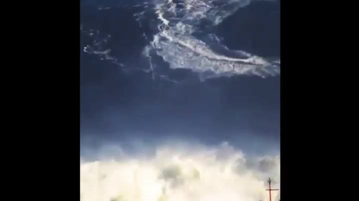 InterestingAsH's tweet photo. Giant wave in Portugal https://t.co/iisXS77sOH