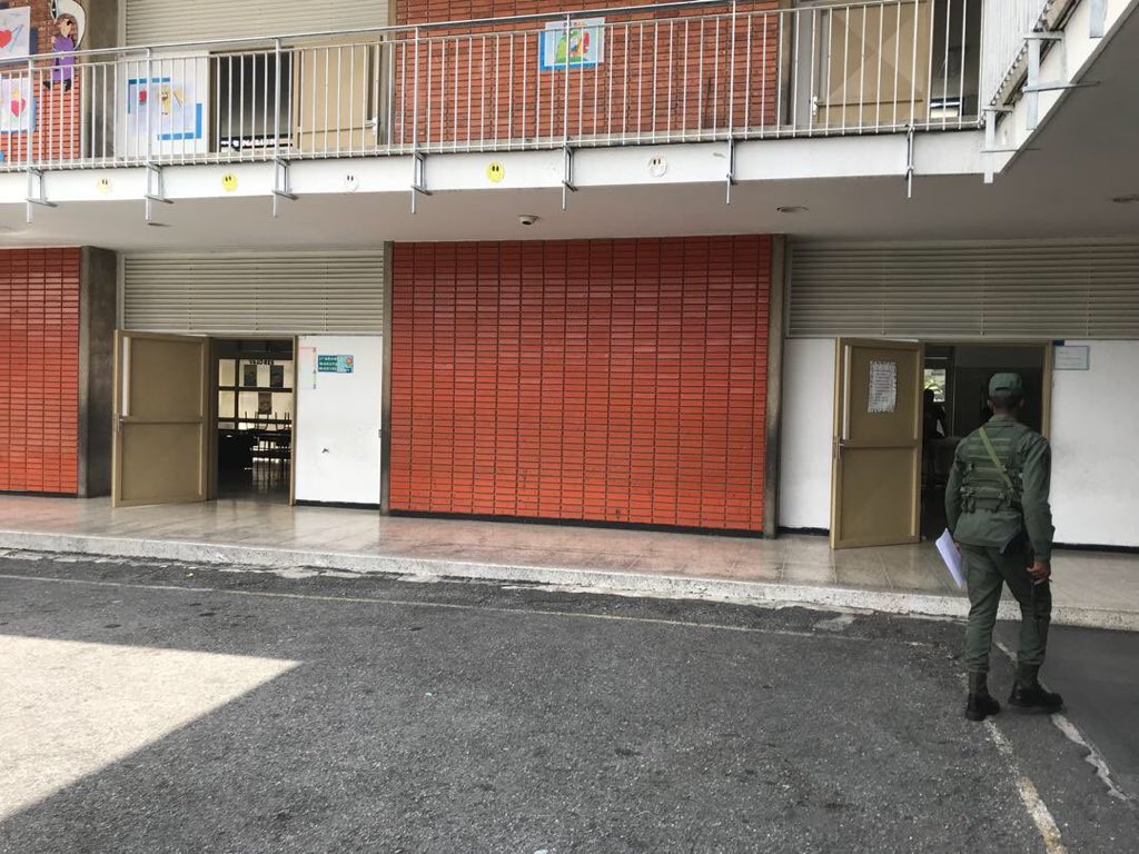 ibepacheco's tweet photo. Colegio Cristo Rey en Santa Mónica, el centro de votación más grande de la parroquia San Pedro. Nadie. #farsaelectoral #20M https://t.co/m7Prr7sJYF