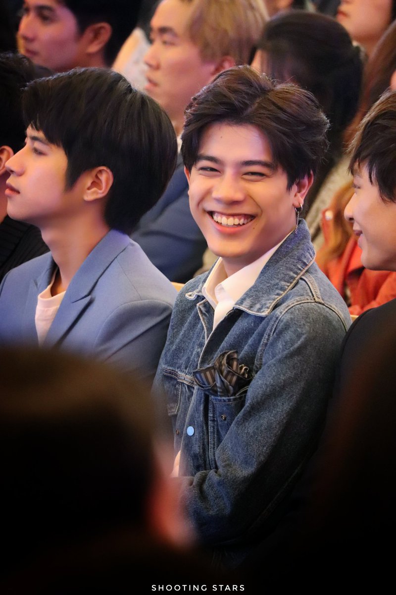 shootin_sta's tweet photo. 180515 @tonnaaam at SIAM PARAGON
อยากรู้จังว่าน้องกันพูดอะไร ทำไมต้นน้ำถึงได้ชอบอกชอบใจขนาดนั้น~ >♡<)
#ต้นน้ำ
#tonnaaam
#TUSexyBoy
#troop
#GSJUSTFORYOU https://t.co/RzFTh79OJC