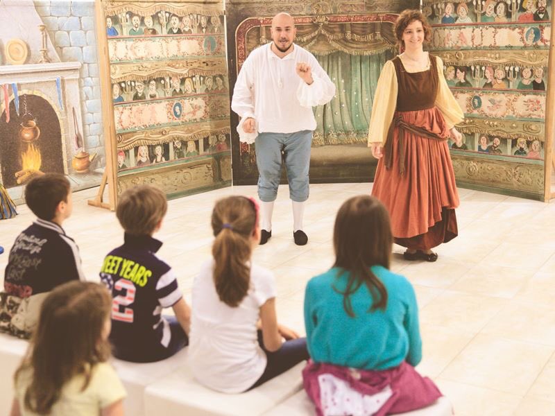 teatrolafenice's tweet photo. 🎭 .. è consuetudine per noi in questo periodo dell’anno essere al #NoventaOutlet. È sempre il nostro prediletto @gioacigno a parlare ai nostri bambini 🎭
#20maggio https://t.co/izFbwGMkV6