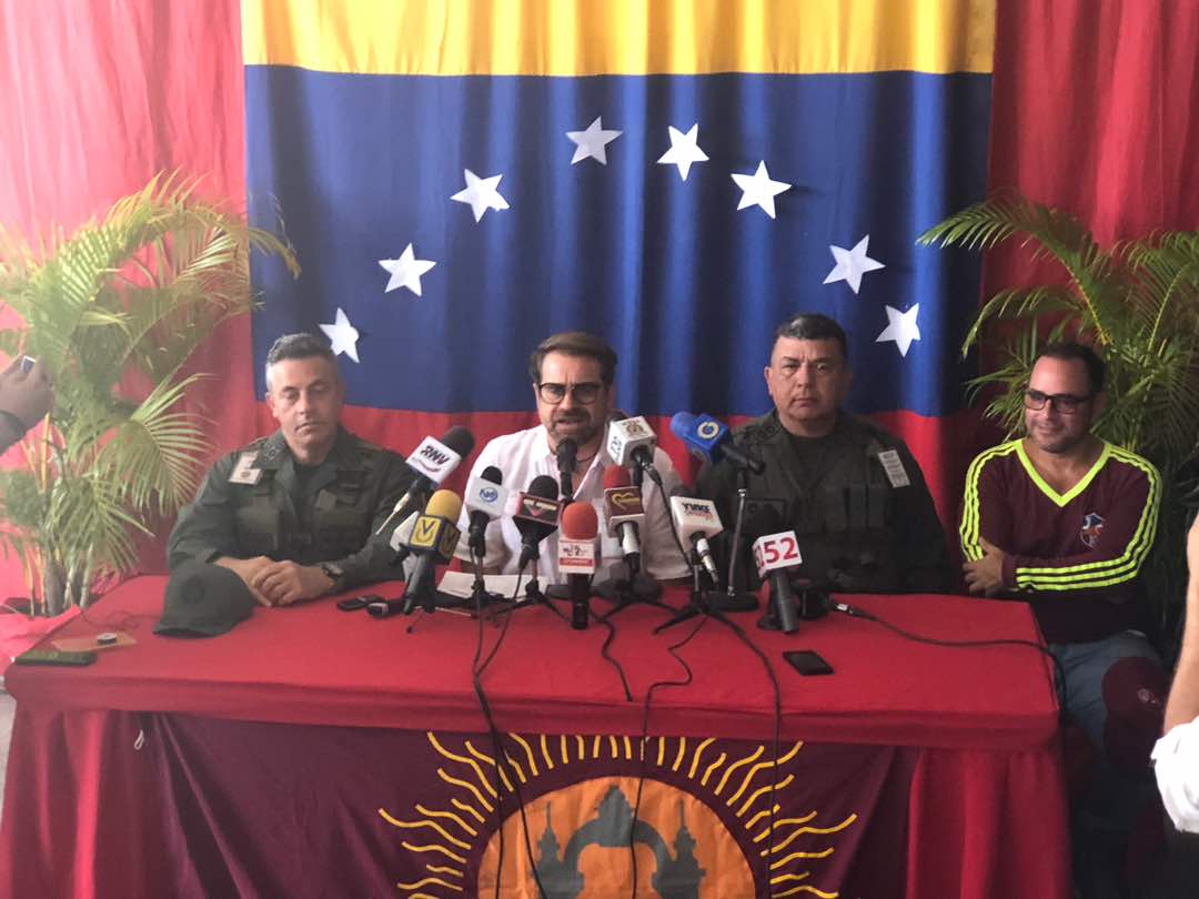 apuertocabello's tweet photo. #AlMomento Gobernador  @rafaellacava10 desde Puerto Cabello habla sobre el sistema democrático del pais en este proceso electoral que se ha ejercido cívicamente @JCbetancourt72 #VotaPorVenezuela https://t.co/KJlaAXxtwY