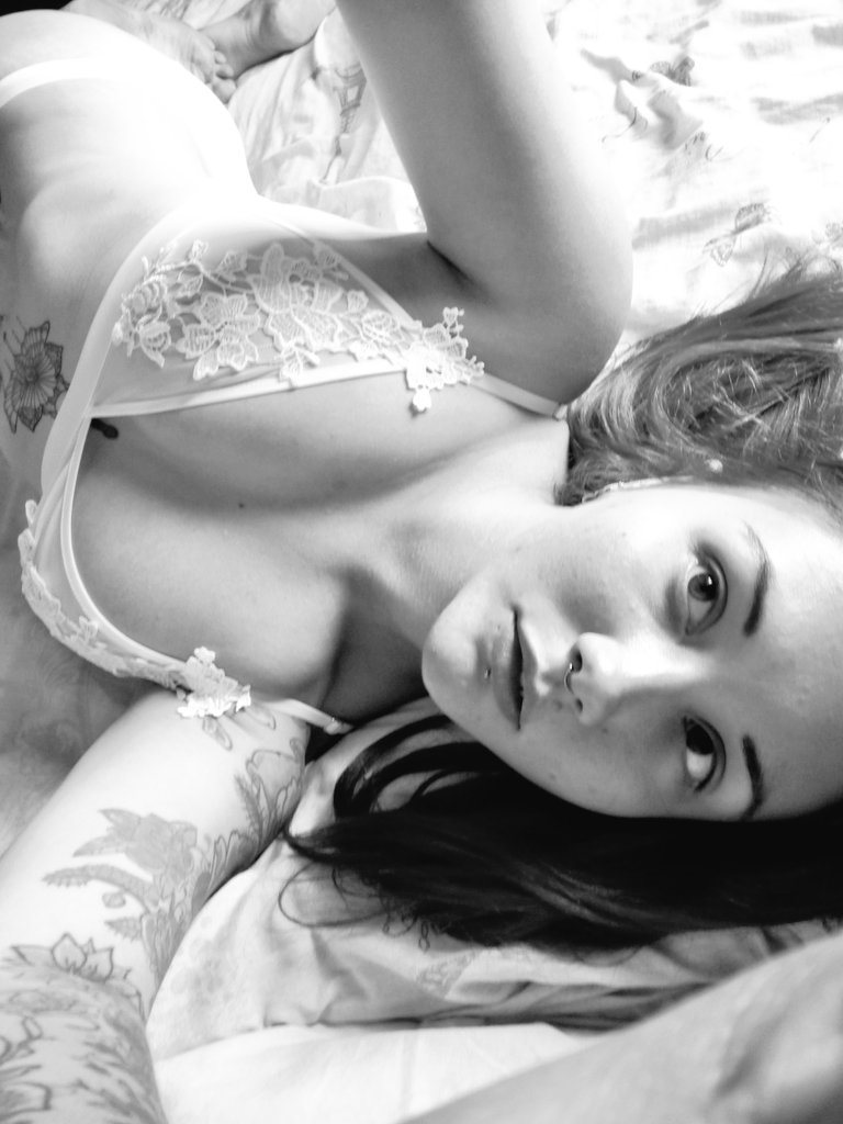 Absinth93607072's tweet photo. Sundays are for chilling #primark #whitelace #tattoos #altgirls https://t.co/FYL0BWOgfB