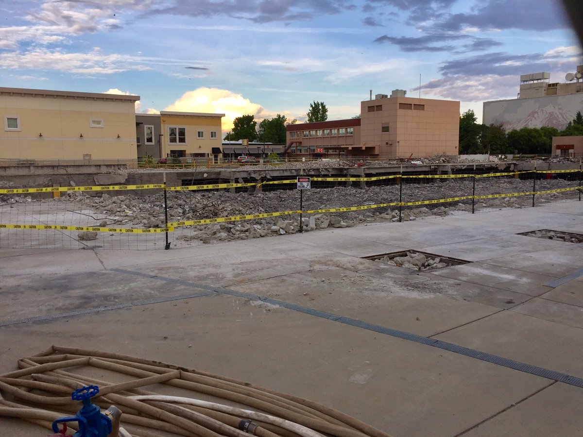 MarcBeauchamp1's tweet photo. Saturday evening in downtown #ReddingCA. All that’s left of the Dicker’s building. https://t.co/tBbLWutsf1