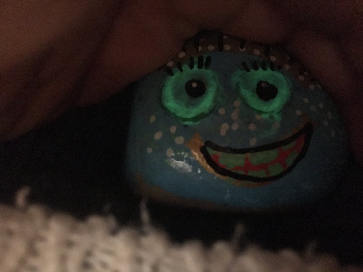 Thanetrockhunt's tweet photo. #glowinthedark #glowrocks #PaintedRocks https://t.co/bdCuB9ybxW
