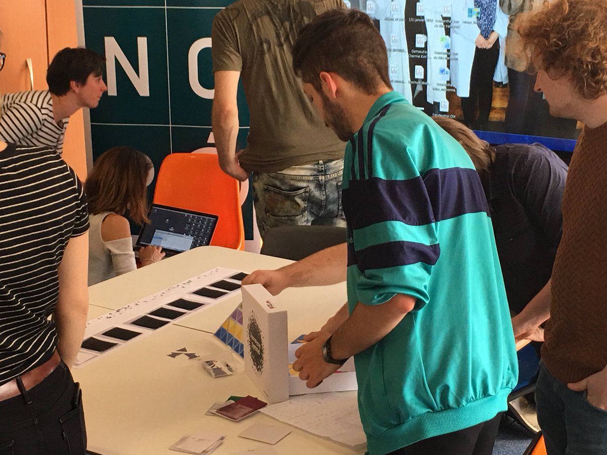 EduGameJamIDF's tweet photo. Les ArmagEdu s’installent pour présenter leur #jeu au jury #EduGameJamIDF https://t.co/jiOmVyxOki