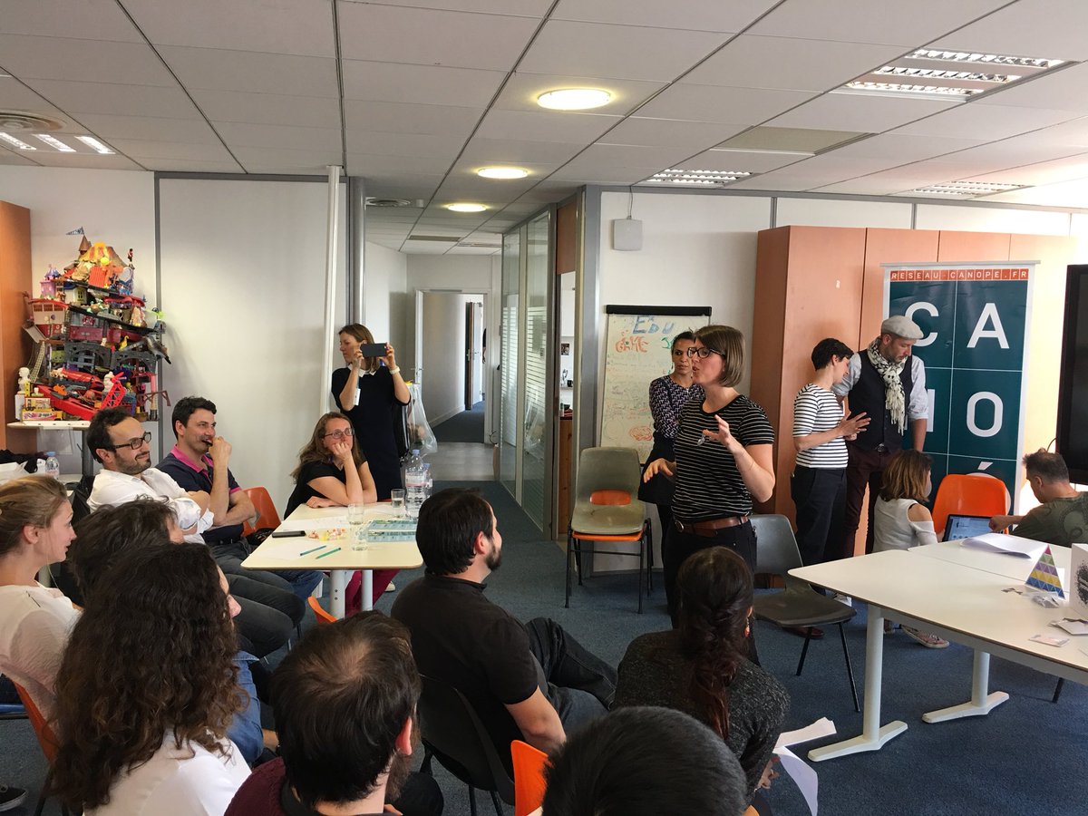 EduGameJamIDF's tweet photo. Les ArmagEdu s’installent pour présenter leur #jeu au jury #EduGameJamIDF https://t.co/jiOmVyxOki