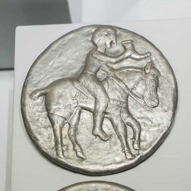 Yesterday I had the opportunity to visit the thracian art exhibiton in the National art Gallery together with two friends of mine. Stunning vessels and a lot of mythology and skills at one place. Gold, silver, electron and some vessels from bronze. .
.
.… ift.tt/2Lj29Ua