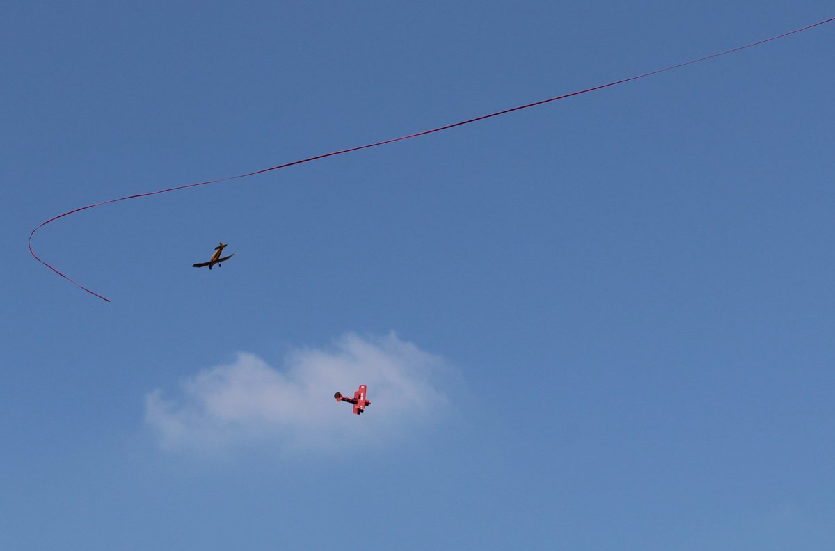 LaureHarel's tweet photo. Majestueuse prestation du Boeing Stearman et son impressionnant ruban de 800 m avec le pilote @HuguesDuval de la patrouille Tranchant #meetingclfa18 ✈ @AJBS_LFA #avgeek https://t.co/xVyKM40u07