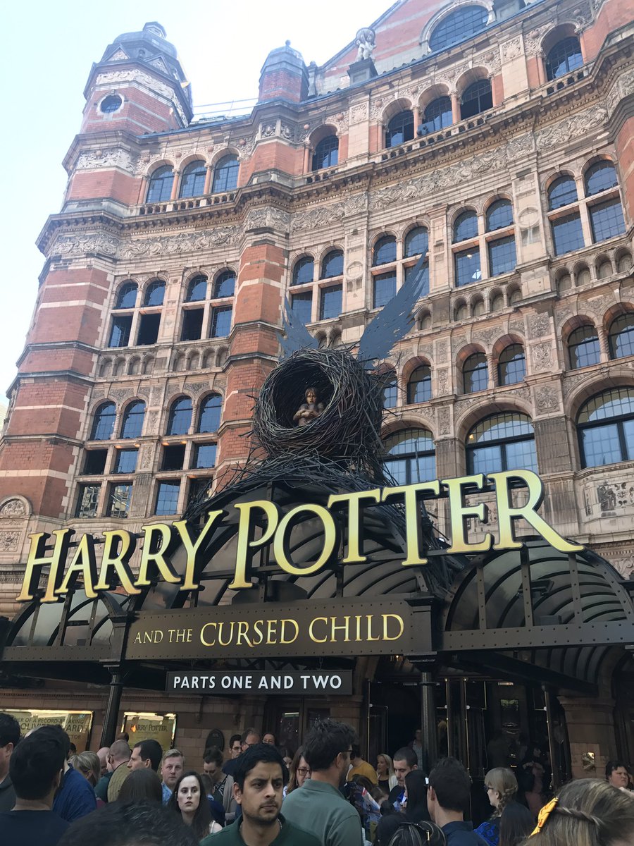HPPlayFans's tweet photo. End of Part 1 and the audience reaction is electric! The cast have everyone cheering what an atmosphere! #Year2CastChange #CursedChildLDN #CursedChild @HPPlayLDN ⚡️⚡️ https://t.co/08z2psggOr
