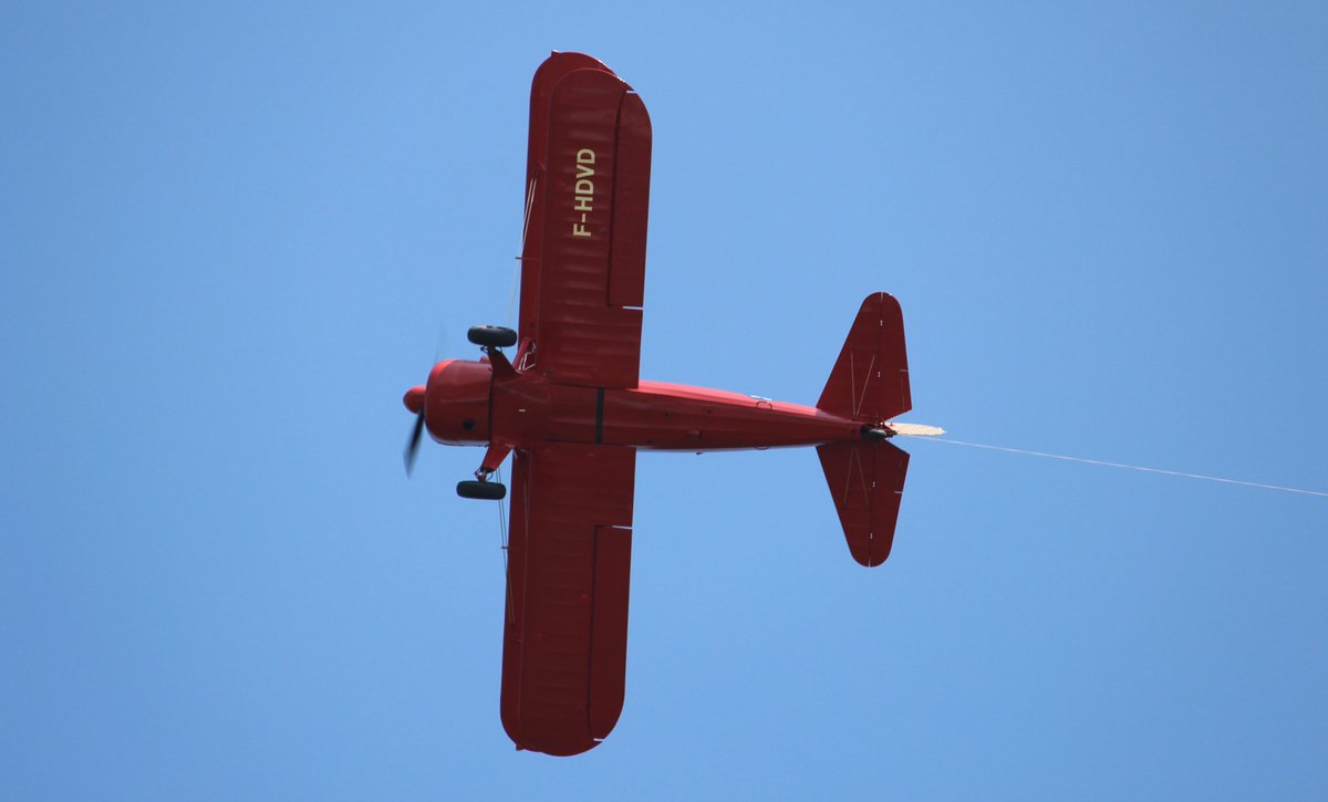 LaureHarel's tweet photo. Majestueuse prestation du Boeing Stearman et son impressionnant ruban de 800 m avec le pilote @HuguesDuval de la patrouille Tranchant #meetingclfa18 ✈ @AJBS_LFA #avgeek https://t.co/xVyKM40u07