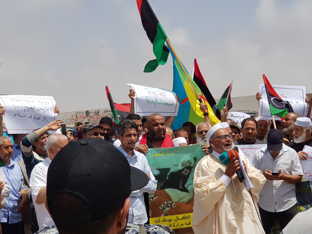 عقد مجلس اعيان #طرابلس اليوم تجمعاً عند مقر الأمم المتحدة للتعبير عن التضامن مع #درنة والمطالبة بإنهاء الغارات الجوية. ممثلو المجموعة اجتمعوا مع أعضاء من بعثة الأمم المتحدة وسلّموا بياناً لإحالته للممثل الخاص والأمين العام. إن حماية المدنيين  أولوية قصوى للأمم المتحدة