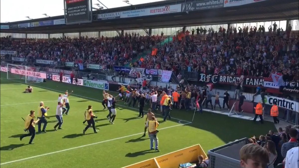 FC_Emmen's tweet photo. Let op: informatie over de seizoenkaartverkoop volgt woensdag! En nu FEEST!!🎉🍻 Tot vanavond op het Raadhuisplein!  #HIERKOMIKWEG https://t.co/1c9c4oQoCO