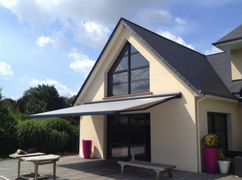 On vous aide à choisir votre #storebanne avec cet article ! #maison #travaux cotemaison.fr/terrasse/le-st…