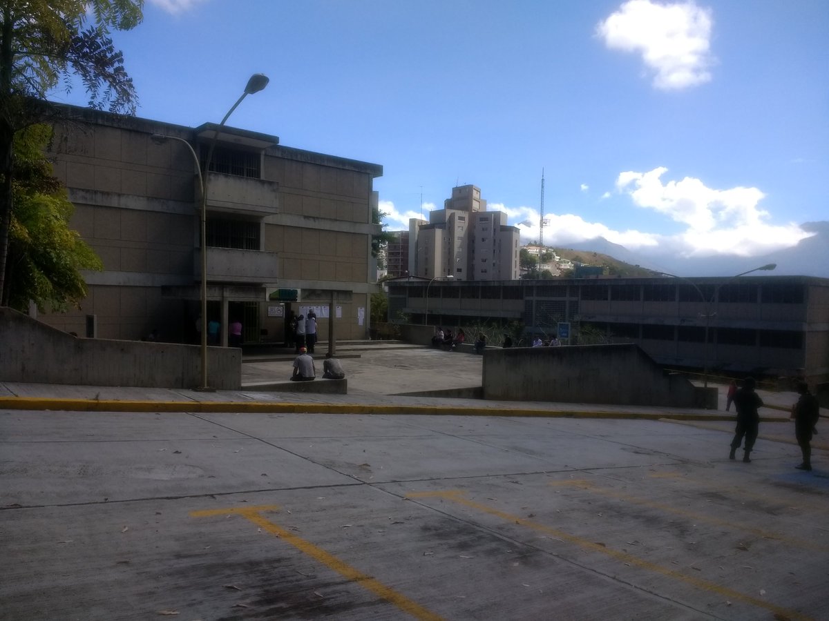 mpaolams's tweet photo. El corte de participación de la Universidad Nueva Esparta para las 10AM era de 80 personas. Este es el centro electoral más grande de El Hatillo con 8 mil votantes. #Cobertura20M https://t.co/eBdOMqecZP