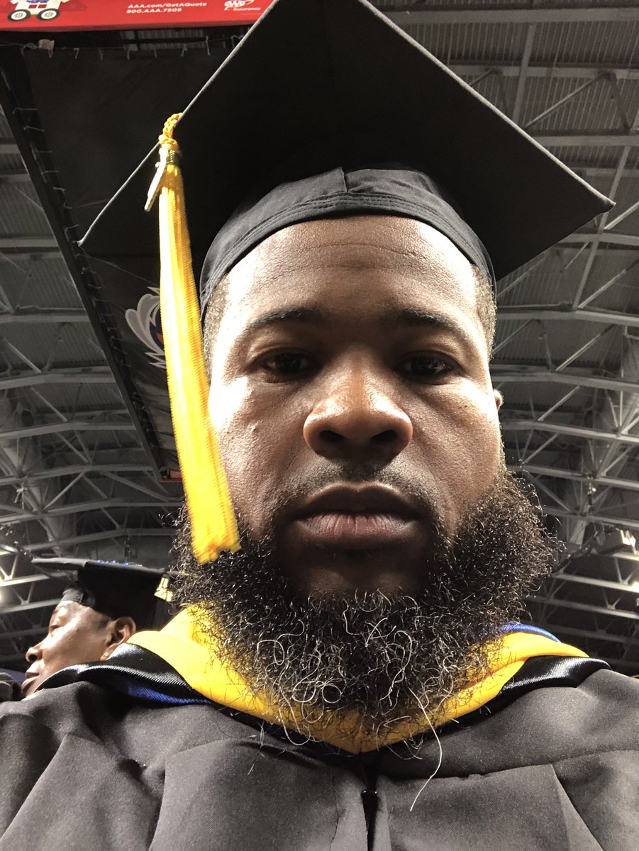 TheJewelerTY's tweet photo. Graduation #wcsu2018 https://t.co/VEOe8ohvvE