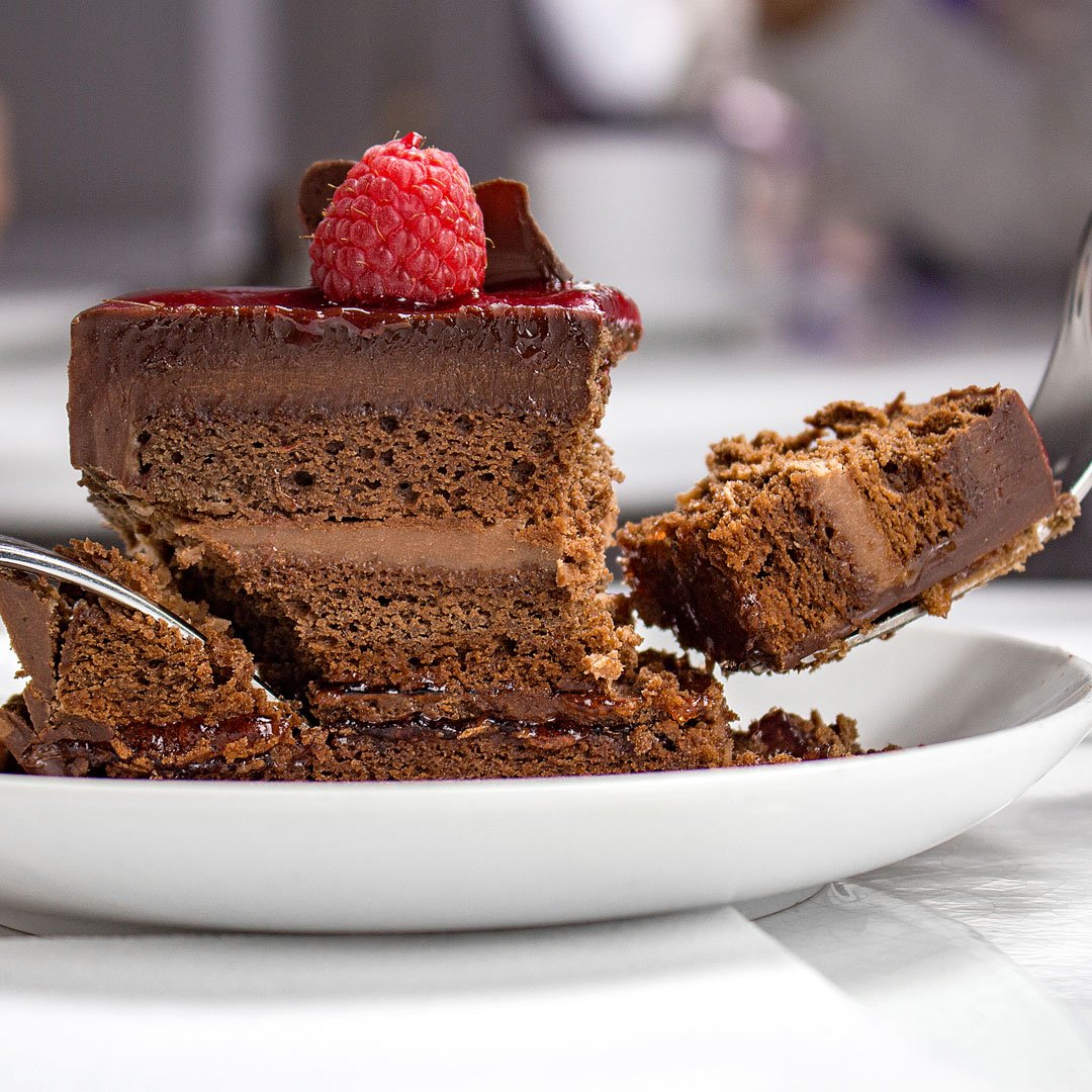 ladymcakes's tweet image. Milk and dark chocolate ganache, gianduja-laced feuilletine, and silky raspberry purée: For moments when nothing but indulgence will do. Best when shared.

#raspberrychocolate #chocolatebar
#Lifestyle #Luxury #LadyM