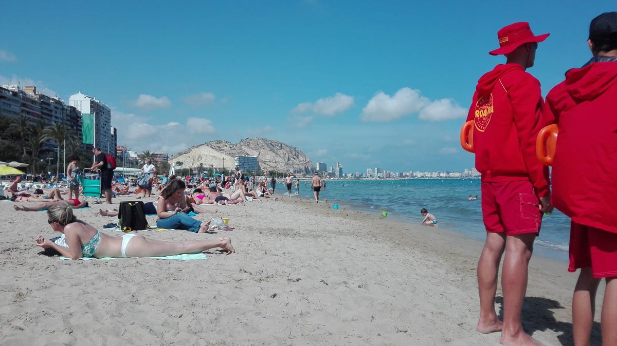 AlicanteSOS's tweet photo. Mientras la histeria colectiva generada por algunos Medios se extiende por las #PlayasSinSocorristas, los bañistas de #Postiguet disfrutan del día en una #PlayaSegura con bandera verde, protegidos por el servicio de salvamento. Miles de bañistas 0 picaduras de #CarabelaPortuguesa https://t.co/yMmk7j5PZX