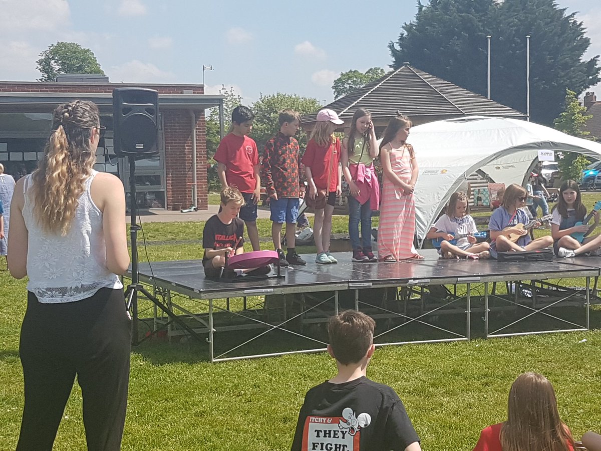 PGSchool1896's tweet photo. A #RoyalWedding themed Spring Fair #Farnham with special guest The Mayor @FarnhamOfficial https://t.co/j17PsaMOtH