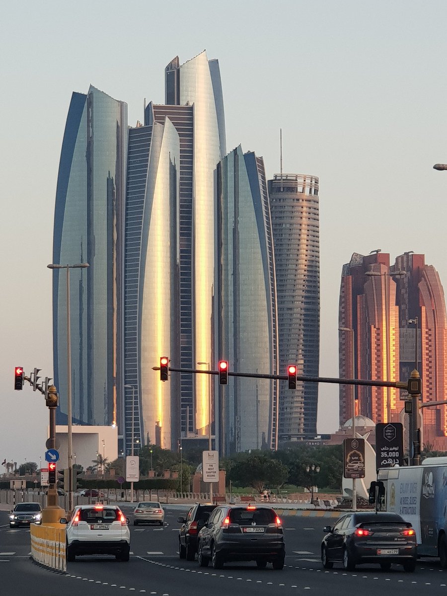 SangitaSri's tweet image. Magical #sunset

#GlassCladding

#Architeture 
#Abudhabi