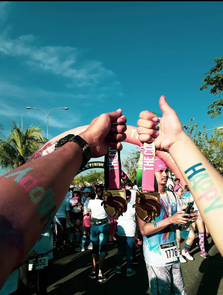 alisonnuevo_'s tweet photo. FOREVER RUNNING BUDDY (kahit minsan lang puta) SULIT 1K. Sobrang highlight talaga ng event yung mga nagwalkathon na nakakabara sa daan.  Naging obstacle course sa dami ng shifts and turns lmao @john_erwell  

#COLORRUNPH https://t.co/rjkbVFQM3n