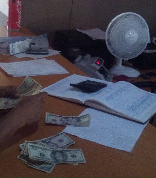 pemonarrecho01's tweet photo. Donde está la soberanía que tanto predica @NicolasMaduro ?Donde están los billetes Venezolanos? En Canaima se paga ahora en Dolares y en oro porque los Bolívares desaparecieron https://t.co/8Wy7SlZRCy