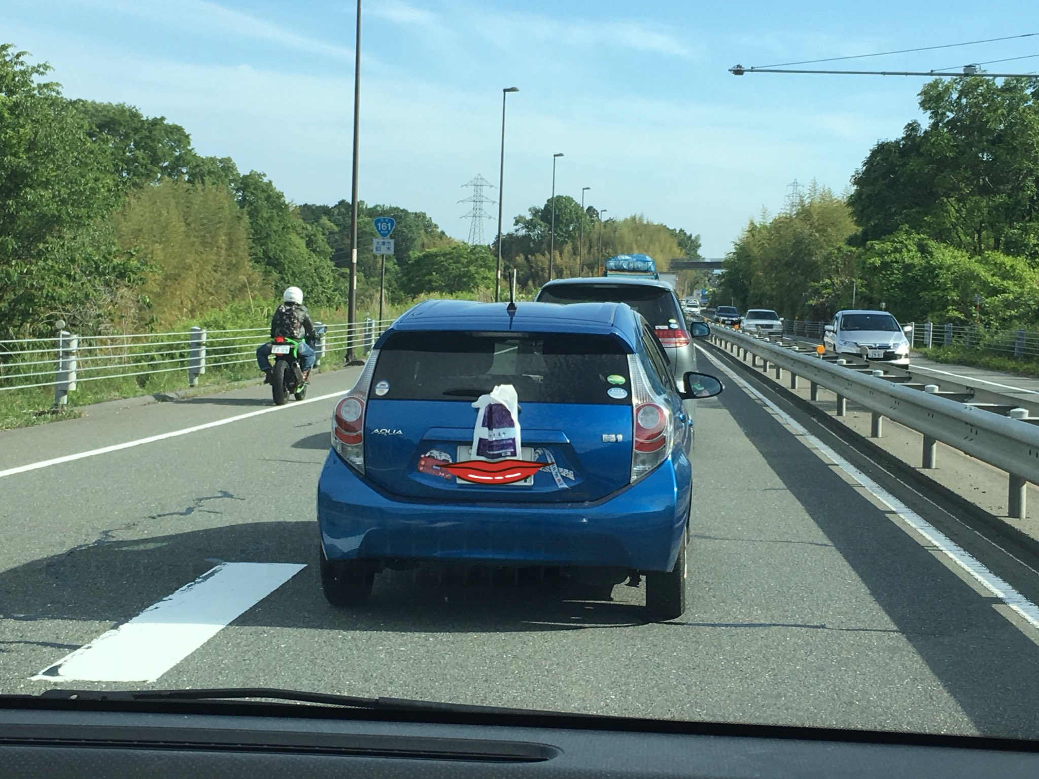 マツ しかしまあ いろんな車がいること リアワイパーに袋ぶら下げてるのとか その後 袋がずり落ちて来てナンバーを隠すことになってた 広島ナンバーでヴィッセル神戸とソフトバンクホークスのステッカー 否定はしないよ T Co 7i6xwyhrno