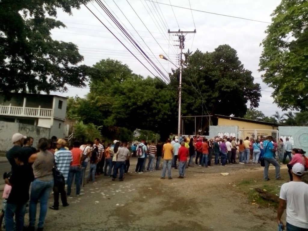 Tag venezueladecide en El Foro Militar de Venezuela DdpiHVsVMAAFmHL