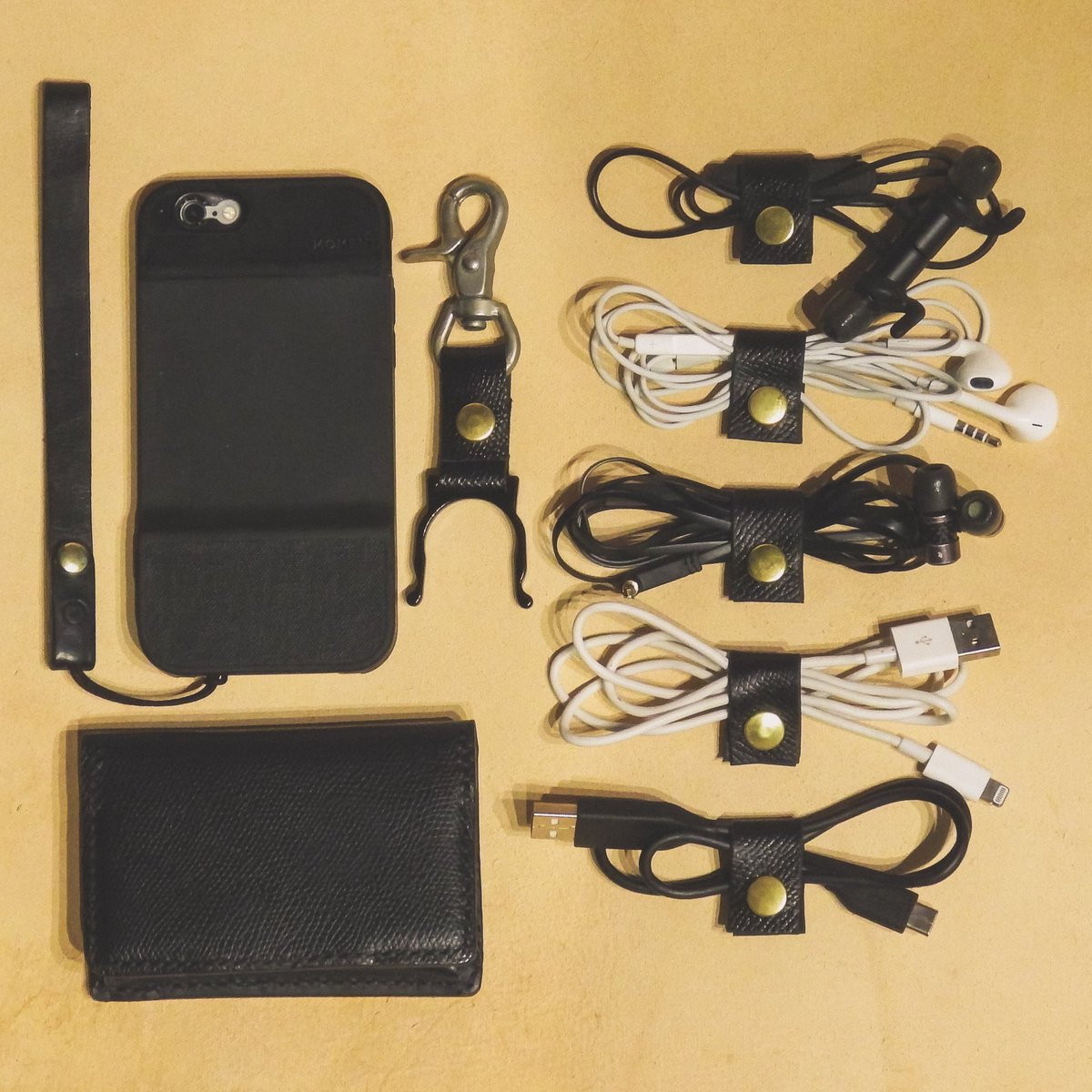 Takazawa Minato Twitter પર 初めてから1年半 地味に続いているレザークラフト 私物のデザインを統一 小さいものから少しずつ レザークラフト ハンドメイド Diy 革 名刺入れ イヤホンクリップ ペットボトルホルダー 今は財布と小物入れ設計中 こういう